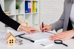 Loan Officer vs. Mortgage Broker: What’s the Difference?